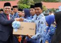 Hari Pendidikan Nasional 2023, Bupati Serahkan Laptop Kepada Guru di Konawe Utara