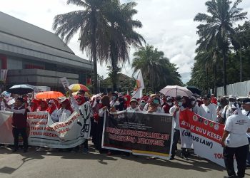 Demo Tolak RUU Omnibus Law, Ribuan Tenaga Medis Datangi Kantor DPRD Sulawesi Tenggara