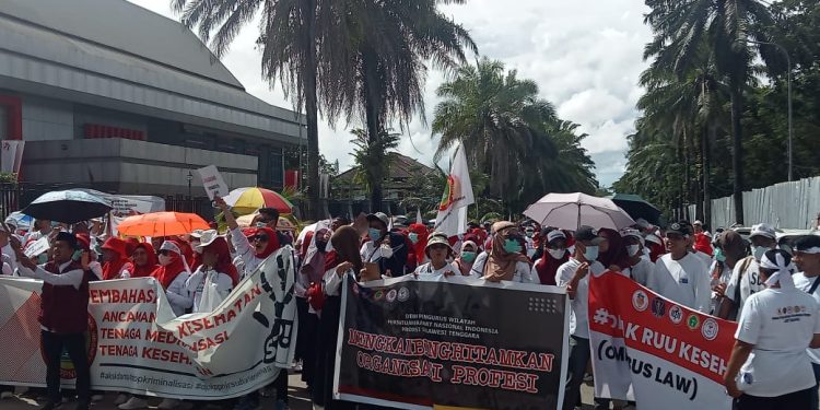Tenaga Medis berunjuk rasa di depan Kantor Dewan Perwakilan Rakyat Daerah (DPRD) Sulawesi Tenggara Senin 8 Mei 2023. (Foto : Husni Mubarak).