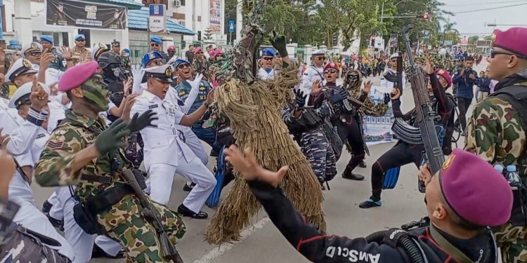 Lanal Kendari mengikuti pawai budaya pada perayaan HUT Sulawesi Tenggara ke- 59.