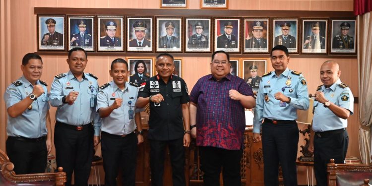 Ketua Kadin Sultra Anton Timbang bersama Kepala Kantor Wilayah Kemenkumham Sultra Silvester Sili Laba dan jajaran.