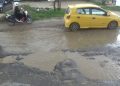 Jalan Menuju Kantor Gubernur Sulawesi Tenggara Berlubang dan Membahayakan