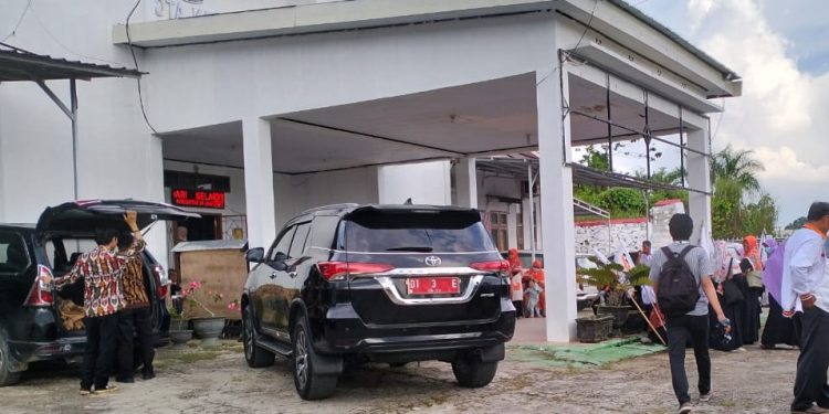 Mobil dinas ketua DPR Kendari terparkir di depan Halaman Kantor KPU Kendari
