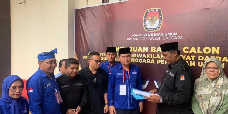 Ketua DPD Partai Demokrat Sultra serahkan nama Caleg Ke KPU