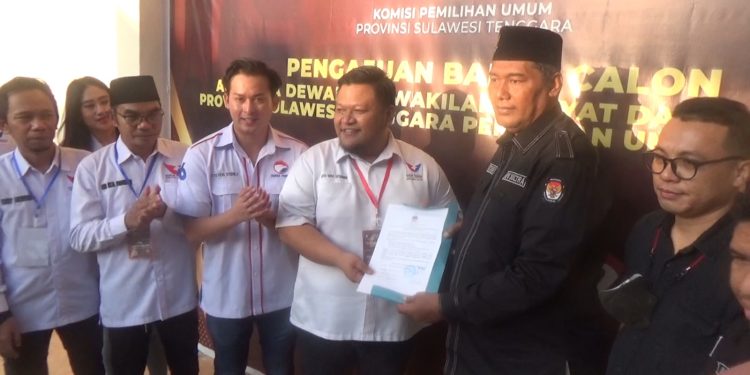 Sekretaris Partai Perindo Sulawesi Tenggara Aryo Wira Setiawan terima bukti pendaftarana dari KPU (Foto : Husni Mubarak).