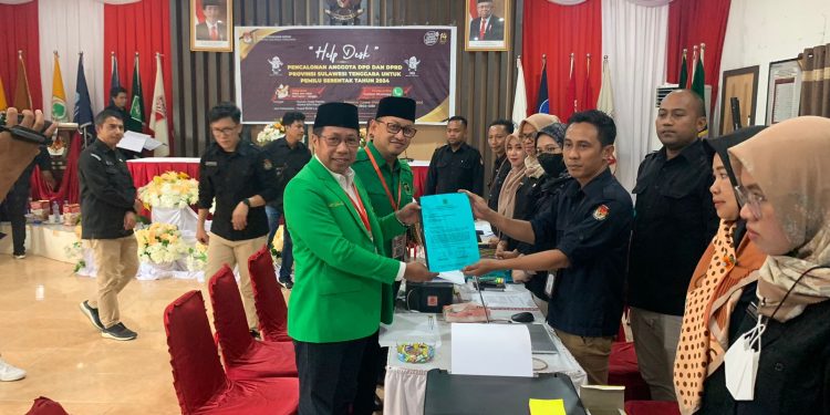 Andi Surya Wijaya Ghalib saat mendaftarkan bakal calon legislatif di KPU Sultra