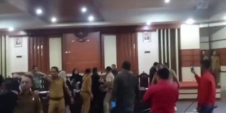 Detik-detik kericuhan saat RDP di Kantor DPRD Sulawesi Tenggara. (Foto : Tangkapan layar Video).