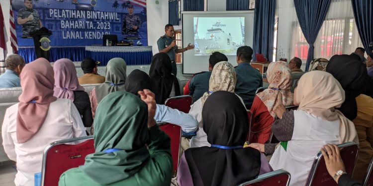 Kolonel Laut (P) Abdul Kadir Mulku Zahri saat memberikan edukasi pemanfaatan pekarangan kepada masyarakat pesisir di Kota Kendari. (Foto : Husni Mubarak).