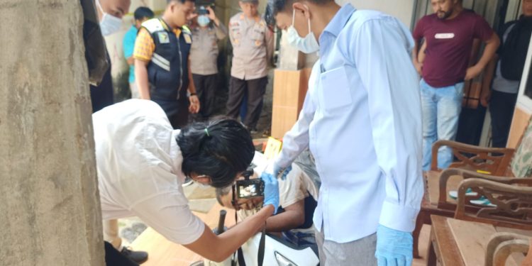 Polisi olah tempat kejadian perkara (TKP)