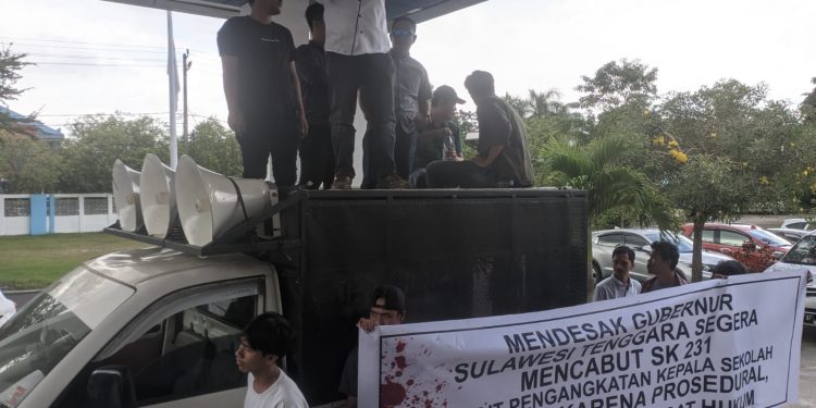 Unjuk rasa di depan Kantor Dinas Pendidikan dan Kebudayaan Sulawesi Tenggara. (Foto : Husni Mubarak).