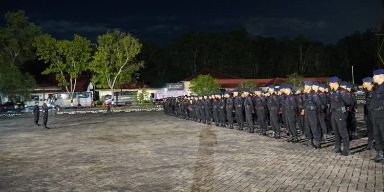 Ratusan personil Brimob Polda Sultra dikerahkan menuju Konawe Utara dalam penahanan unjuk rasa di PT Antam. (Istimewa)