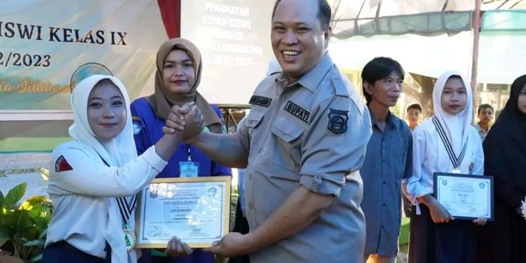 Rukasmin saat menghadiri Reuni Akbar SMP Negeri 1 Langgikima
