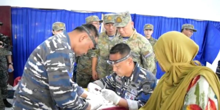 Tentara Asing ikut terlibat dalam pengobatan gratis di rangkaian MNEK ke- 4 di Pulau Barrang Lompo, Makassar, Sulsel.