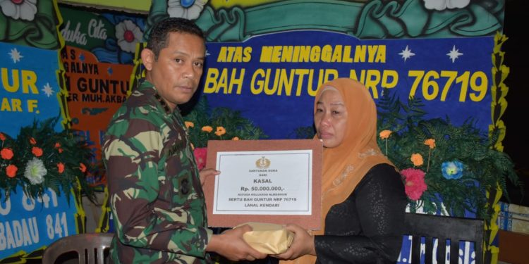 Danlanal Kendari, Kolonel Laut (P) Abdul Kadir Mulku Zahari serahkan santunan kepada istri Almarhum Ny. Haerani.