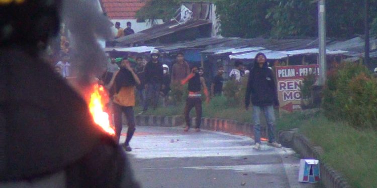 Demo Bentrok, Polisi Bubarkan massa dengan gas air mata