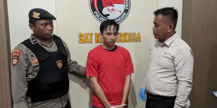 Tersangka AA jaringan lapas Kendari saat diintrogasi Kasat Res Narkoba Polresta Kendari