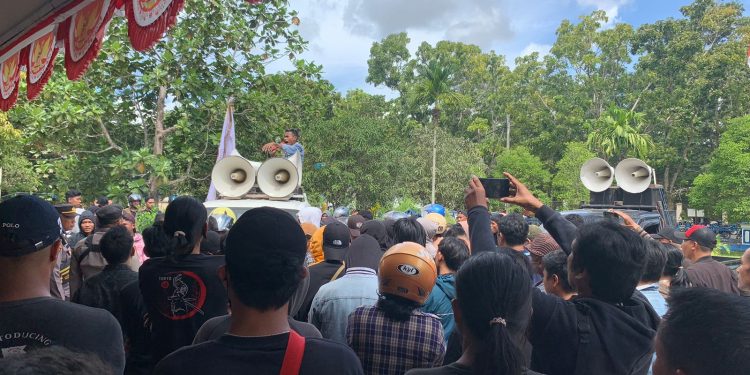 Massa berunjuk rasa di depan BPOM Kendari