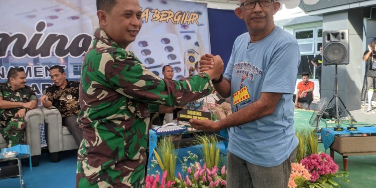 Penyerahan piala bergilir Danlanal CUP oleh Palaksa Lanal Kendari Mayor Laut (H) Paslan kepada Ketua panitia Najib Husen.