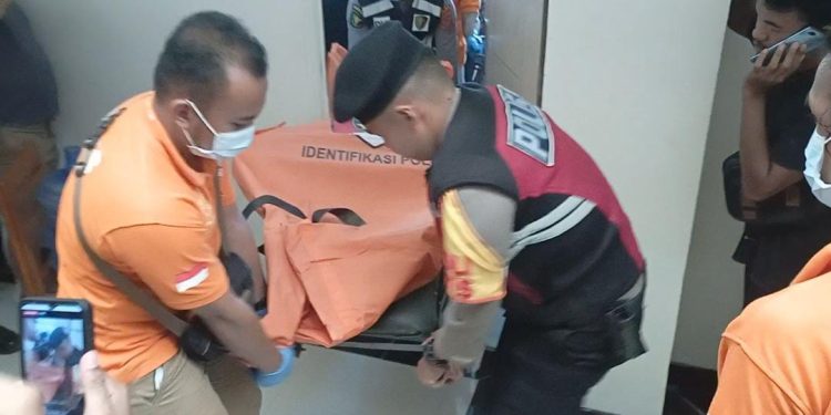Jasad korban di evakuasi polisi dari Kamar Lantai 1 Nomor 4 Asrama bidik misi Kampus UHO Kendari.