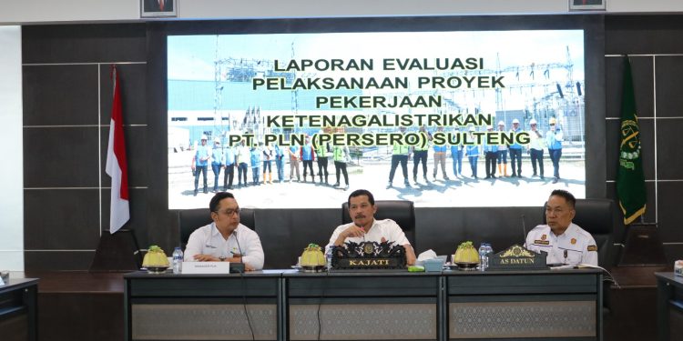 Manager UPP Sulawesi Tengah Effendi Kurnianto (kiri), Kepala Kejaksaan Tinggi Sulawesi Tengah Agus Salim (tengah) bersama Asisten Perdata dan Tata Usaha Negara, Hartadhi Crhristianto (kanan).