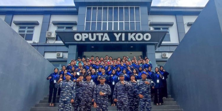 Foto bersama Komandan Lanal Kendari dan jajaran bersama puluhan peserta Putra Putri Maritim Indonesia di Mako Lanal Kendari.