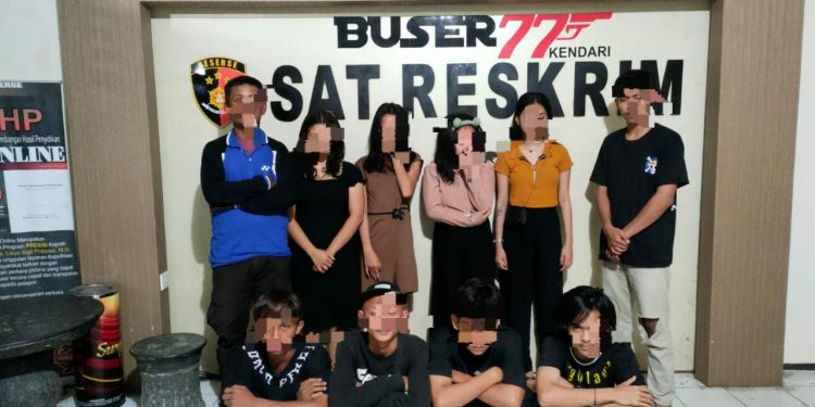 Pelaku dan barang bukti diamankan di Mako Polresta Kendari Sulawesi Tenggara.