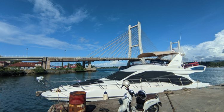 Kapal Azimut terparkir di Pelabuhan Nusantara Kota Kendari Sultra.