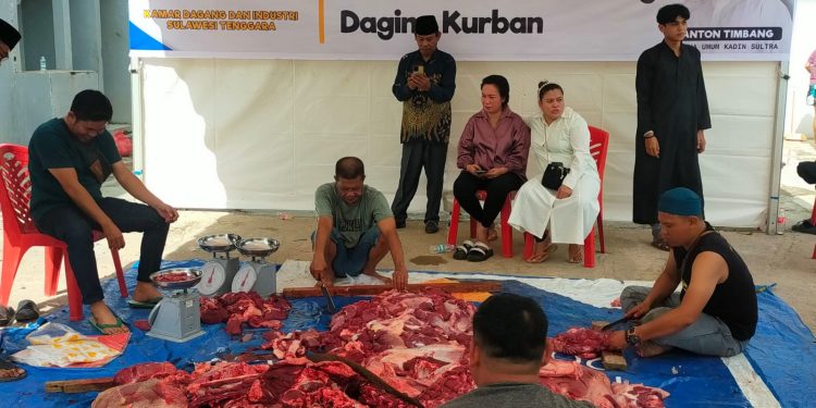 Kadin Sultra sembelih 3 sapi kurban untuk dibagikan kepada masyarakat kurang mampu di Kota Kendari.
