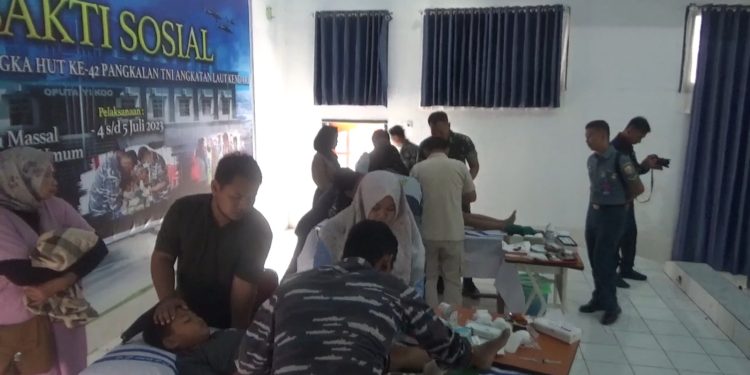 Sunatan massal bakti sosial kesehatan HUT Lanal Kendari ke 42