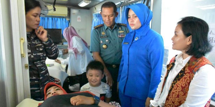 Danlanal dan istri pantau layanan kesehatan bagi warga pesisir Kendari