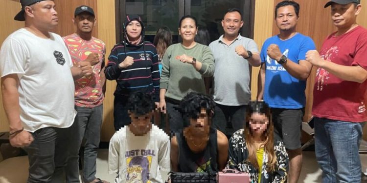 Ketgam : Pelaku saat diamankan Tim Satgas Gakkum Tindak Pidana Perdagangan Orang (TPPO) Ditreskrimum Polda Sultra.