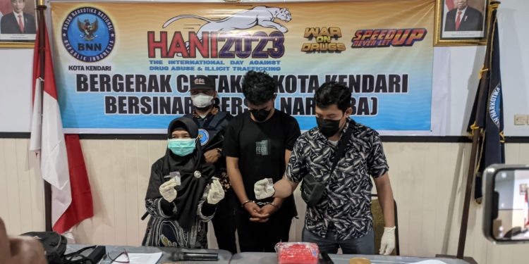 Tersangka LS dan barang bukti saat diamankan di Kantor BNNK Kendari Sulawesi Tenggara.