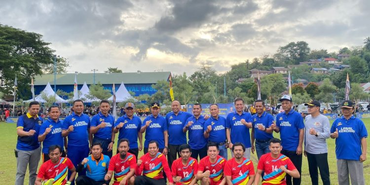 Tim Forkopimda Sultra FC (Biru) Jurnalis Kendari FC (Merah).