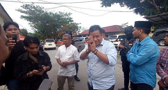 Bupati Muna, La Ode Muhamad Rusman Emba usai diperiksa oleh penyidik KPK di Polda Sultra