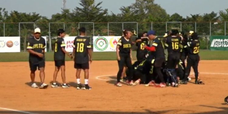 Tim Softball Putri Sulawesi Tenggara merayakan kemenangan atas tim softball Papua dibabak final Pra PON Softball 2023 di Banten