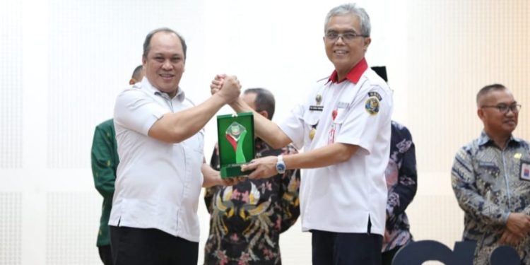 Bupati Konawe Utara Ruksamin (Kiri) dan Sekretaris Utama BSSN, Susilo Wibowo (Kanan)