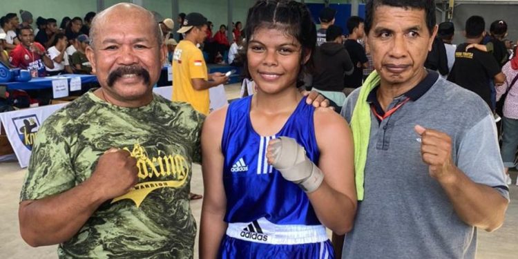 Irawati Rumbia (Baju biru) berhasil melaju kebabak final Pra PON Cabang Olahraga tinju.