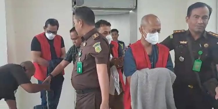 Tiga tersangka kasus dugaan Tipikor di Wilayah IUP PT Antam Blok Mandiodo tiba di Lapas Kendari.