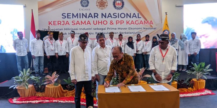Penandatanganan MoU Kampus UHO Kendari bersama PP Keluarga Alumni Universitas Gajah Mada (Kagama).