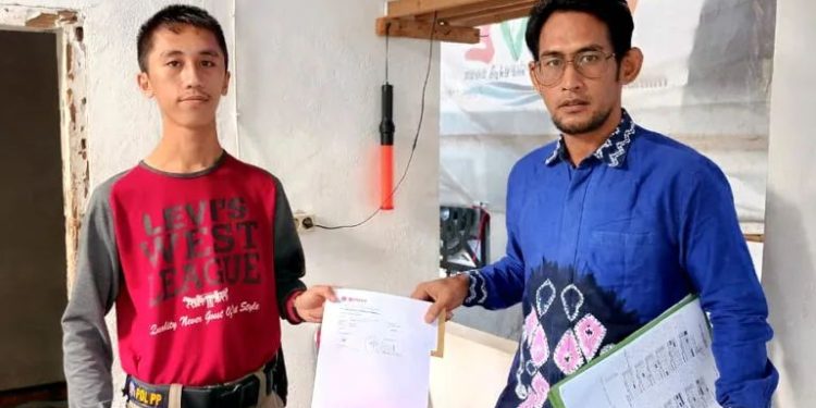 Tim Kuasa Hukum La Ode Nane menerahkan surat teguran atau somasi kepada Haliana dan Ilmiati di kediamannya masing-masing di Kabupaten Wakatobi,