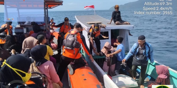 Proses Evakuasi korban kapal Ambulance