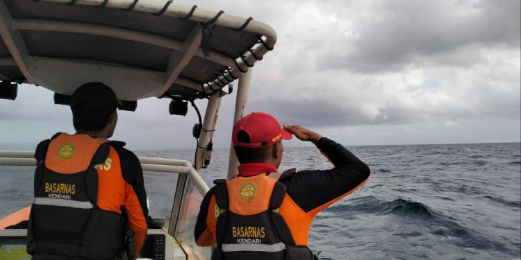 Proses pencarian korban yang hilang di perairan Lasalimu Buton