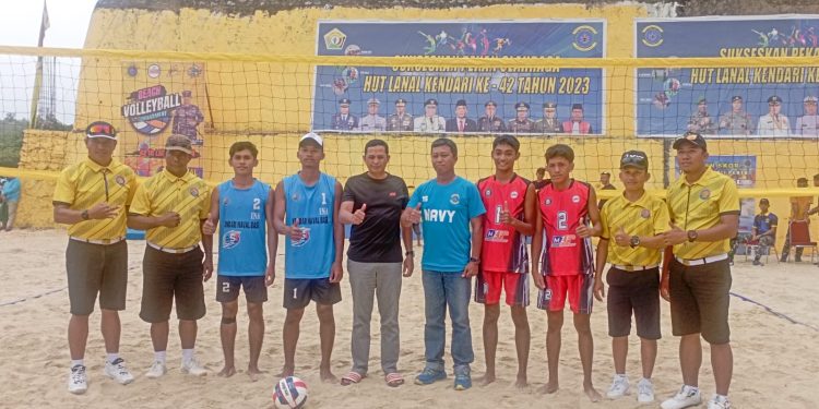 Tim volly Pantai Putra Lanal 2 Kendari (Biru) dan Tim Putra UHO 1 (Merah).