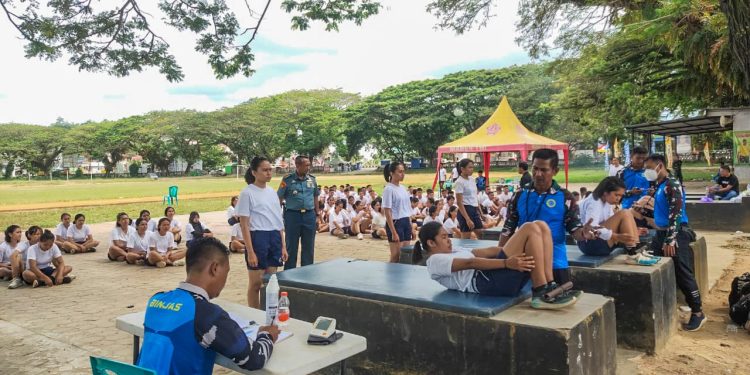 Calon Siswa Prajurit TNI AL di Kendari Ikut Tes Jasmani