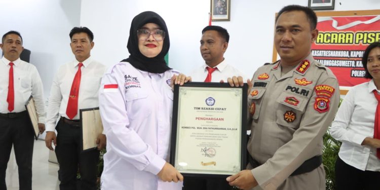 Kapolresta Kendari menerima Penghargaan dari Kornas PPA Indonesia