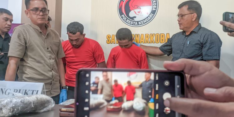 Tersangka dan barang bukti diamankan di Mapolresta Kendari.