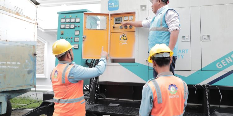 Personil siaga listrik melaksanakan pantauan pada beberapa alat kelistrikan dalam memastikan HUT RI berjalan lancar