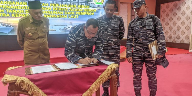 Pemandangan naskah perjanjian hibah tanah dan bangunan oleh Laksma TNI Eko Sunarjanto bersama Sekretaris Daerah Sulawesi Tenggara Asrun Lio
