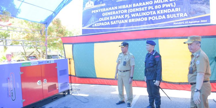 Penyerahan genset oleh Pemkot Ke Brimob Polda Sultra