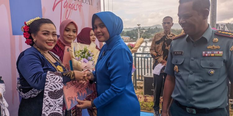 Ketua Jalasenastri Cabang 3 Korcab VI Armada II Wulan Mulku Zahari didampingi Danlanal Kendari menyerahkan hadiah kepada juara lomba